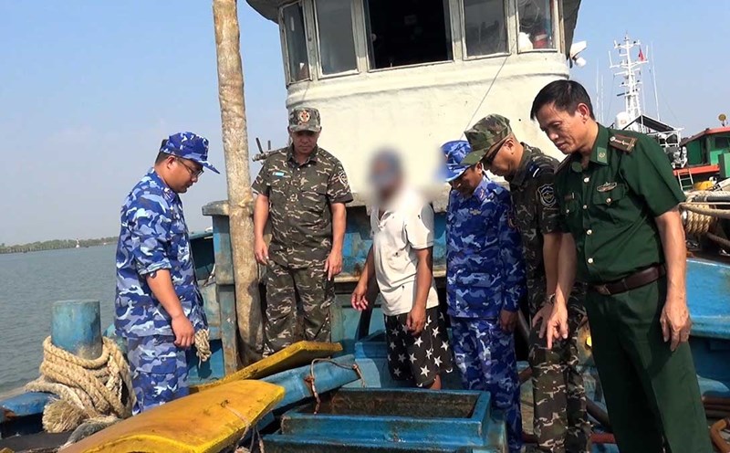 Fishing boat carrying 50,000 liters of illegal oil seized in Vung Tau.