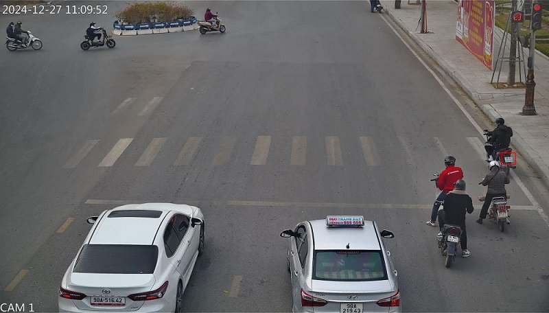 Motorbikes running red lights were fined at the Hung Vuong - Xuong Giang intersection, Bac Giang city. Photo: Bac Giang Police