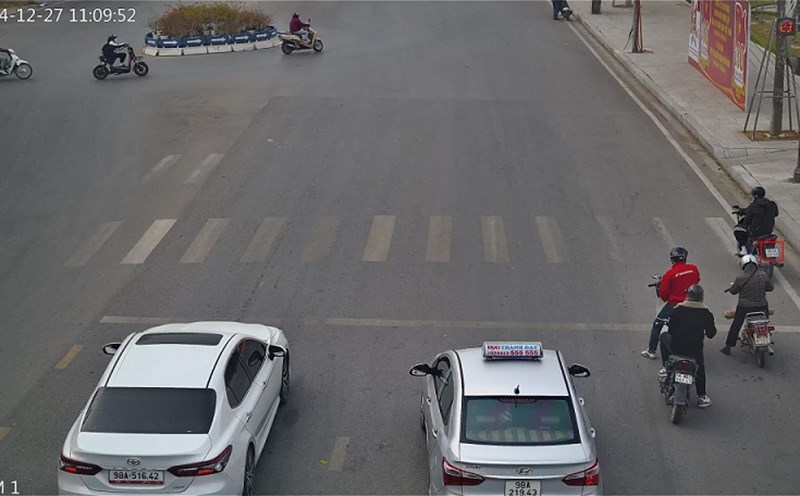 Motorbikes running red lights were fined at the Hung Vuong - Xuong Giang intersection, Bac Giang city. Photo: Bac Giang Police