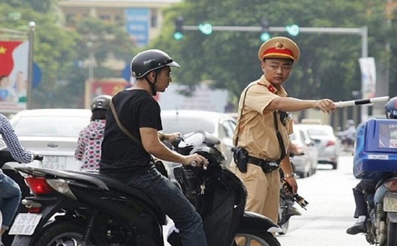 Motorcyclists who violate the rule of not installing a left-side rearview mirror will be fined from 400,000 VND to 600,000 VND. Photo: Quang Hieu.