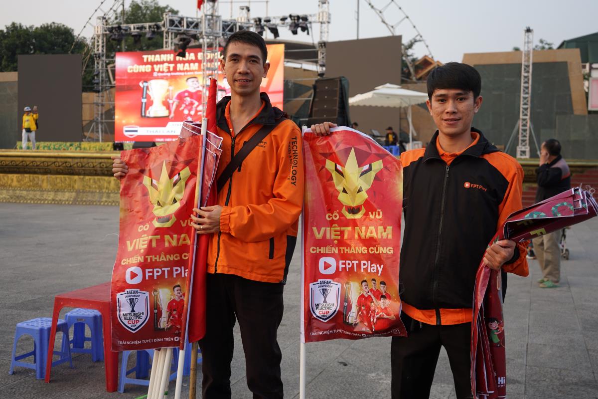 Cac co dong vien chuan bi nhung bang zon, san sang “tiep lua” cho doi tuyen Viet Nam. Anh: Quach Du