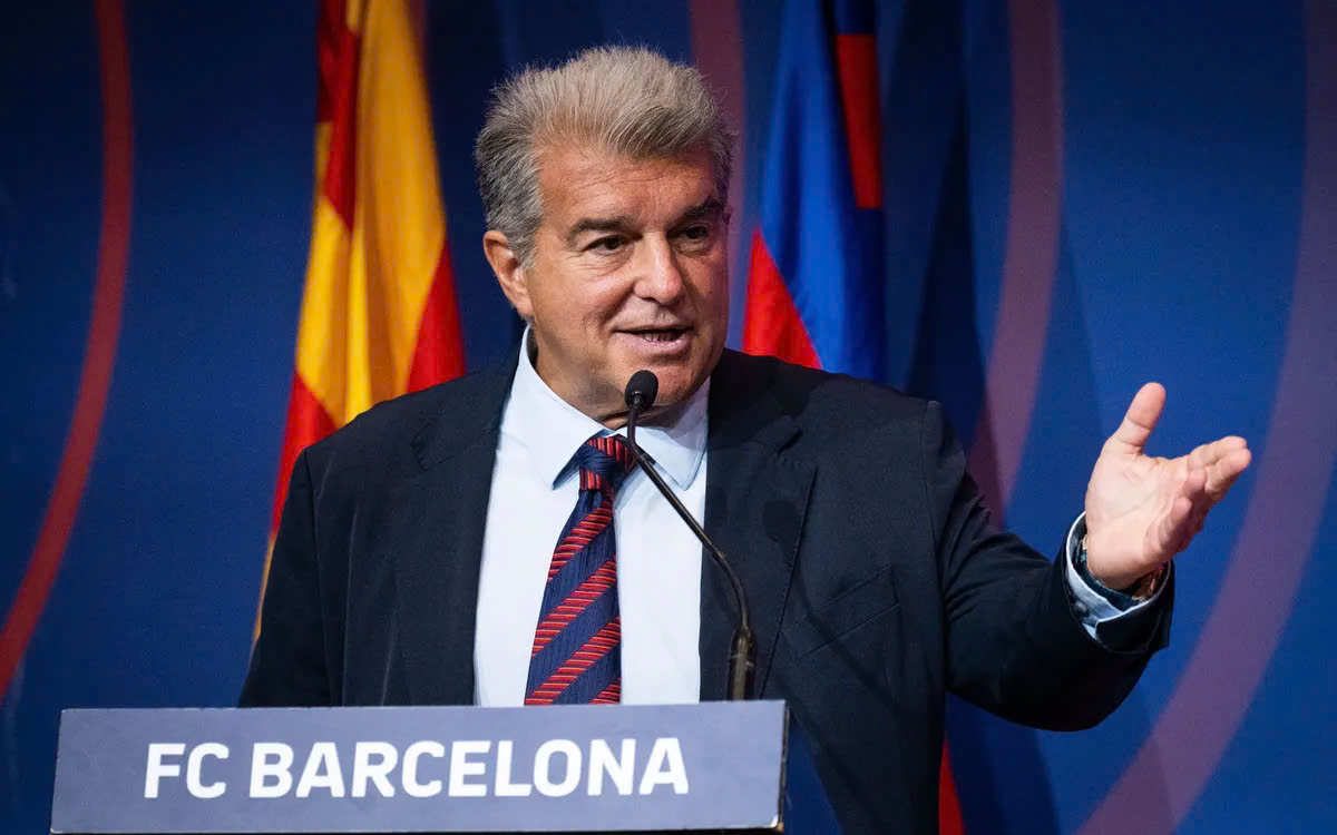 Joan Laporta dang dung truoc luong chi trich vo cung lon.  Anh: FCB