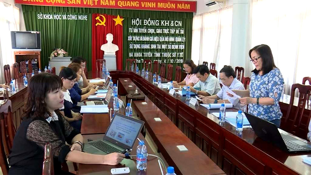 The Department of Science and Technology held a meeting to evaluate the scientific topic "Research on the application of intravascular ultrasound techniques in intervention of complex coronary artery lesions". Photo: Nha Trang