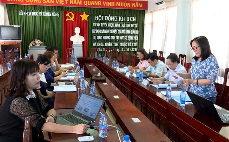 The Department of Science and Technology held a meeting to evaluate the scientific topic "Research on the application of intravascular ultrasound techniques in intervention of complex coronary artery lesions". Photo: Nha Trang