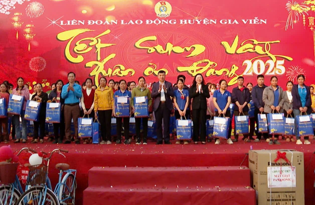Representatives of the leaders of the Ninh Binh Provincial Federation of Labor and Gia Vien District presented gifts to union members and workers at the "Happy Tet" program in 2025 organized by the Gia Vien District Federation of Labor. Photo: Nguyen Truong
