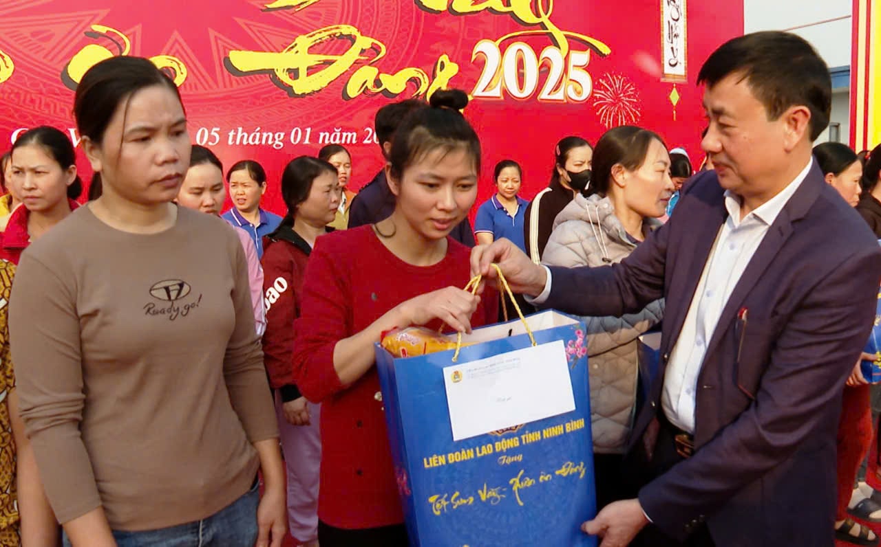 Ông Hoàng Mạnh Hừng - Chủ tịch LĐLĐ tỉnh Ninh Bình trao quà cho đoan viên, NLĐ có hoàn cảnh khó khăn. Ảnh: Nguyễn Trường