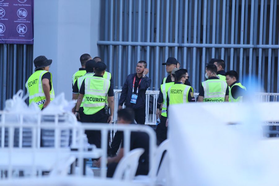Security forces on duty at Rajamangala Stadium before the Vietnam vs Thailand match. Photo: Thanh Vu