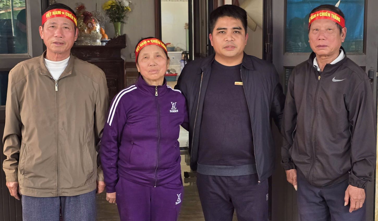Goalkeeper Nguyen Dinh Trieu's mother (second from left) believes that the Vietnamese team will defeat the Thai team to win the 2024 Asian Cup. Photo: Nam Hong
