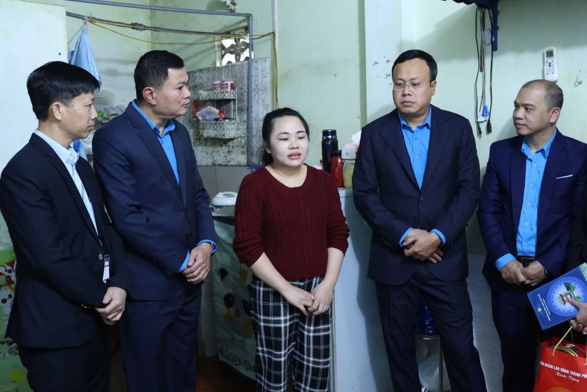 Mr. Pham Quang Thanh - Chairman of Hanoi City Labor Confederation (2nd from right) and Mr. Nguyen Dinh Thang - Chairman of Hanoi Industrial Parks and Export Processing Zones Trade Union (2nd from left) visited and presented gifts to support the Lunar New Year 2025 of the City Labor Confederation to workers in difficult circumstances. Photo: Manh Quan