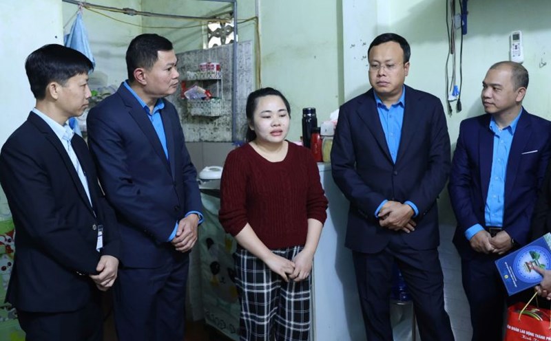 Mr. Pham Quang Thanh - Chairman of Hanoi City Labor Confederation (2nd from right) and Mr. Nguyen Dinh Thang - Chairman of Hanoi Industrial Parks and Export Processing Zones Trade Union (2nd from left) visited and presented gifts to support the Lunar New Year 2025 of the City Labor Confederation to workers in difficult circumstances. Photo: Manh Quan