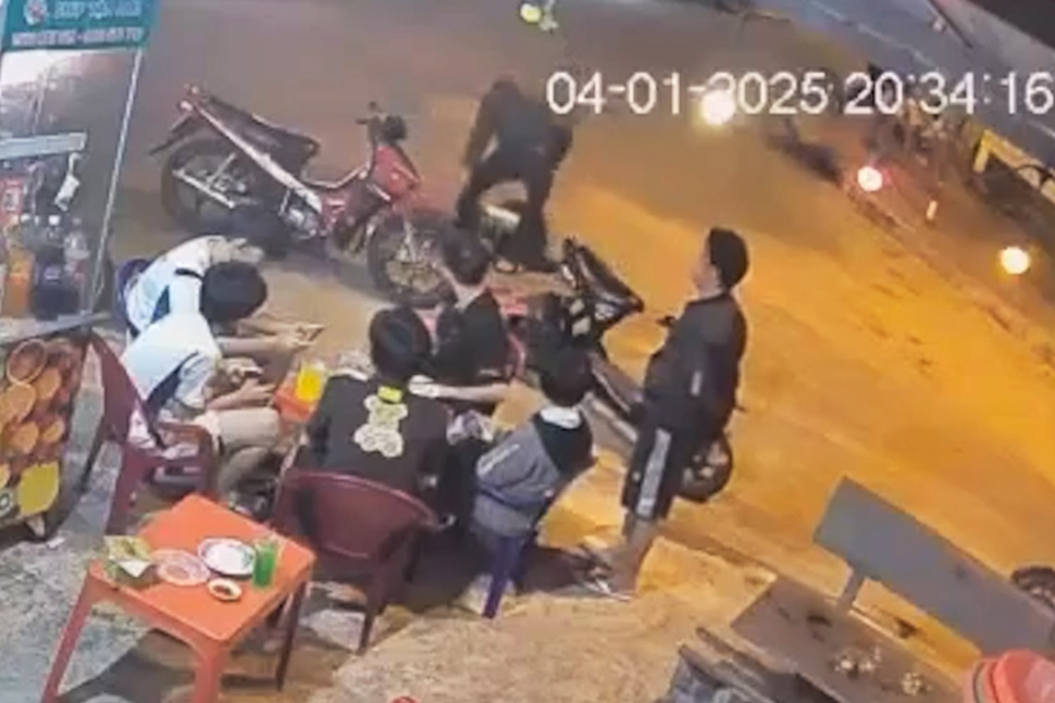 A boy in Binh Dinh was assaulted by his friend's father, also a relative, in the street. Photo: Nguyen Manh