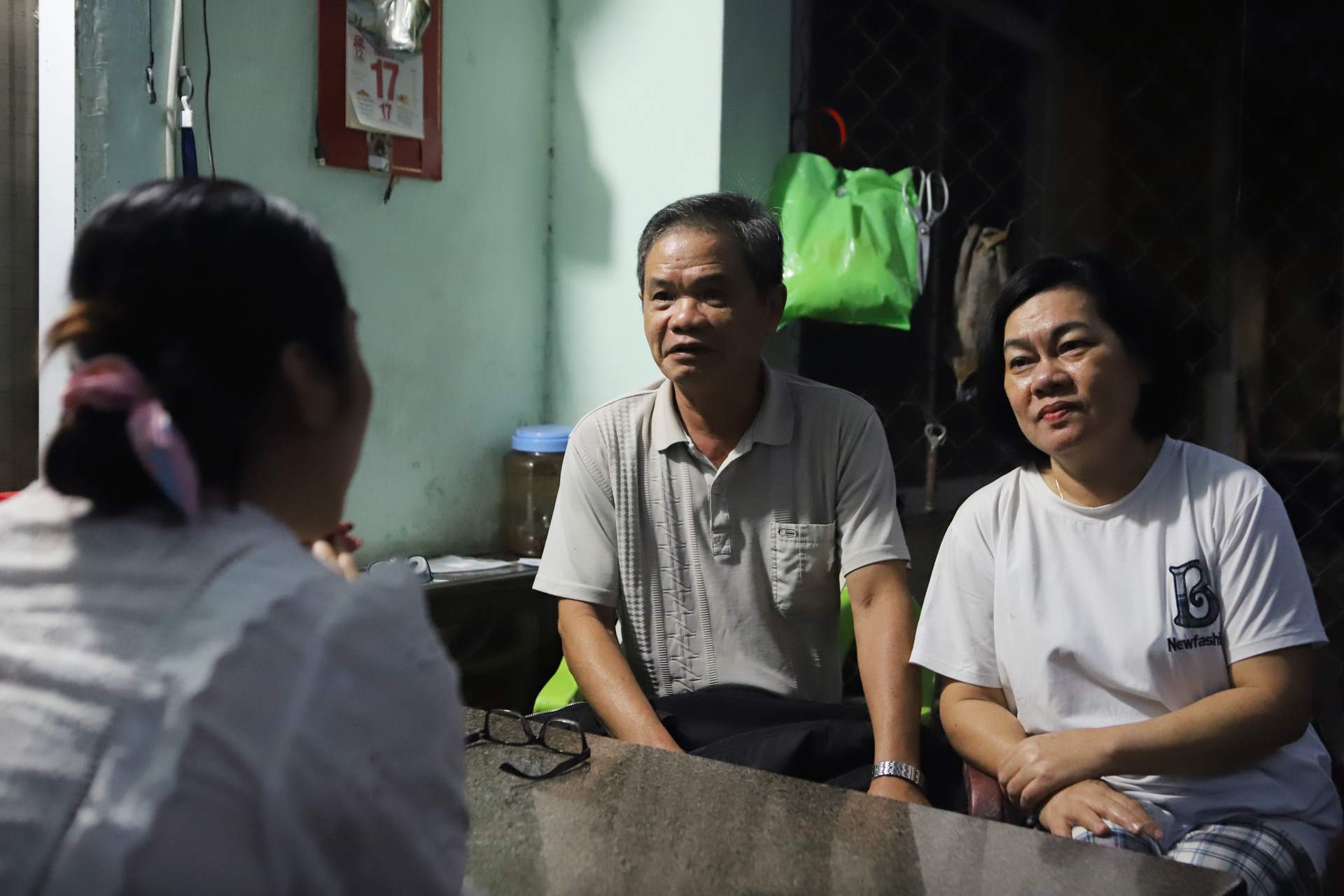 Mr. Tran Van Thai and his wife - retired officials - are worried about where they will live after moving. Photo: Hoai Luan