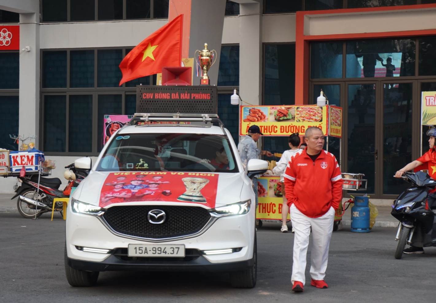 Cac co dong vien da trang tri xe, san sang di bao an mung doi tuyen Viet Nam vo dich. Anh: Cong Hoa