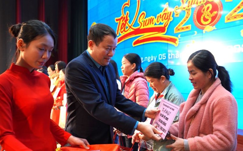 Leaders of Hai Phong City Labor Federation and Economic Zone Trade Union presented gifts and Tet allowances to workers. Photo: Mai Dung
