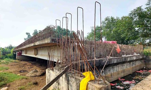 Đoạn Vành đai 2 TPHCM dừng thi công gần 5 năm, sắt thép đã hoen gỉ.  Ảnh: Minh Quân