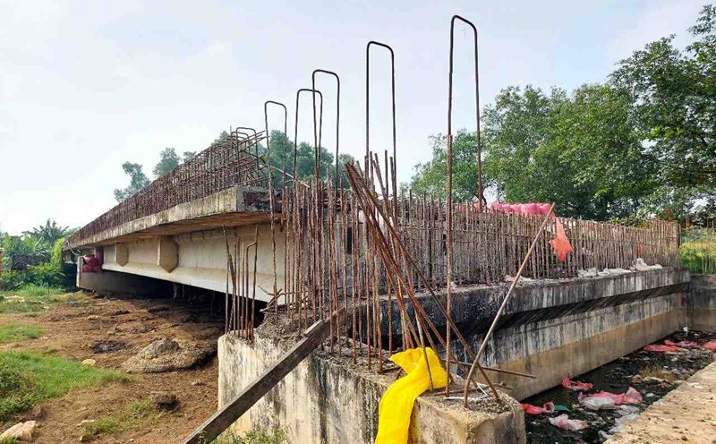 The construction of the Ho Chi Minh City Ring Road 2 section has been stopped for nearly 5 years, the steel has rusted. Photo: Minh Quan