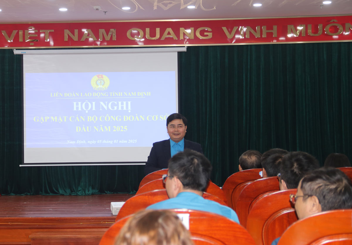 Nam Dinh Provincial Federation of Labor held a meeting with union officials in early 2025. Photo: Dao Mai