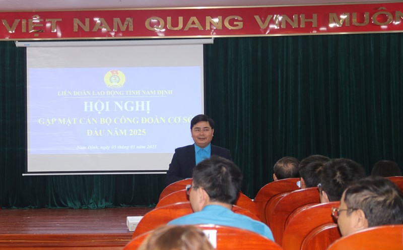 Nam Dinh Provincial Federation of Labor held a meeting with union officials in early 2025. Photo: Dao Mai