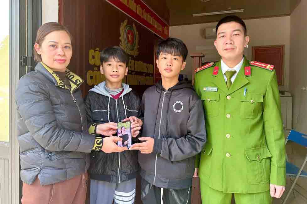 Two students returned the phone they found to Ms. Hoa. Photo: Ha Tinh Police