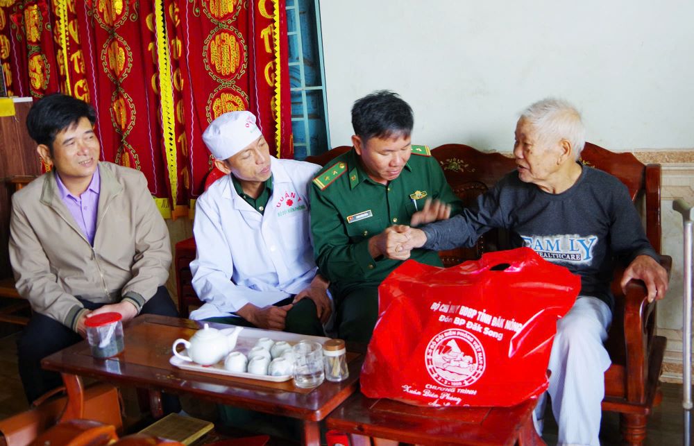 Dak Nong Provincial Border Guard always cares about people in border areas. Photo: Van Toan