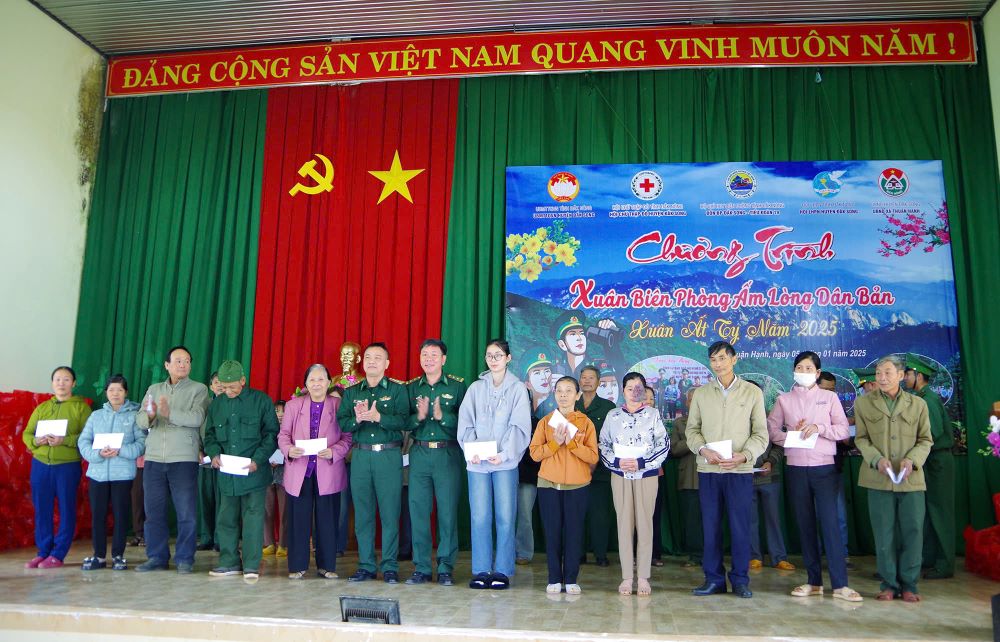 Ba con vung bien gioi duoc tang qua. Anh: Van Toan