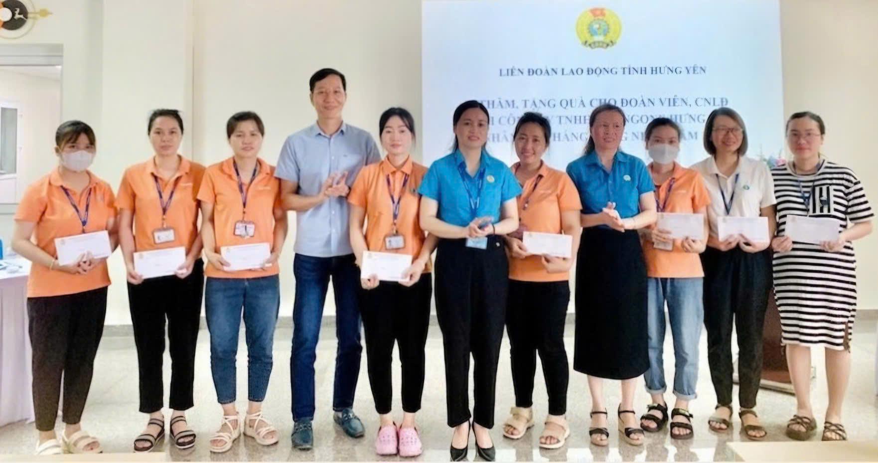 Ms. Chu Ngoc Hoa Lieu - Vice President of Hung Yen Provincial Labor Federation presented gifts to union members in difficult circumstances at Youngone Hung Yen Company Limited. Photo: Binh Vu