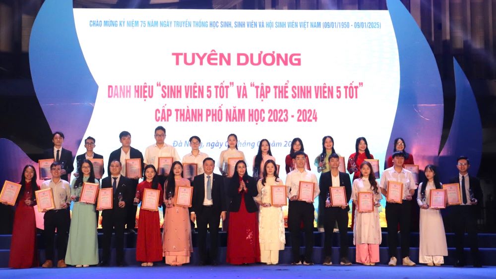 Da Nang honors individuals and groups with outstanding achievements in the 2023-2024 school year. Photo: Kim Khanh