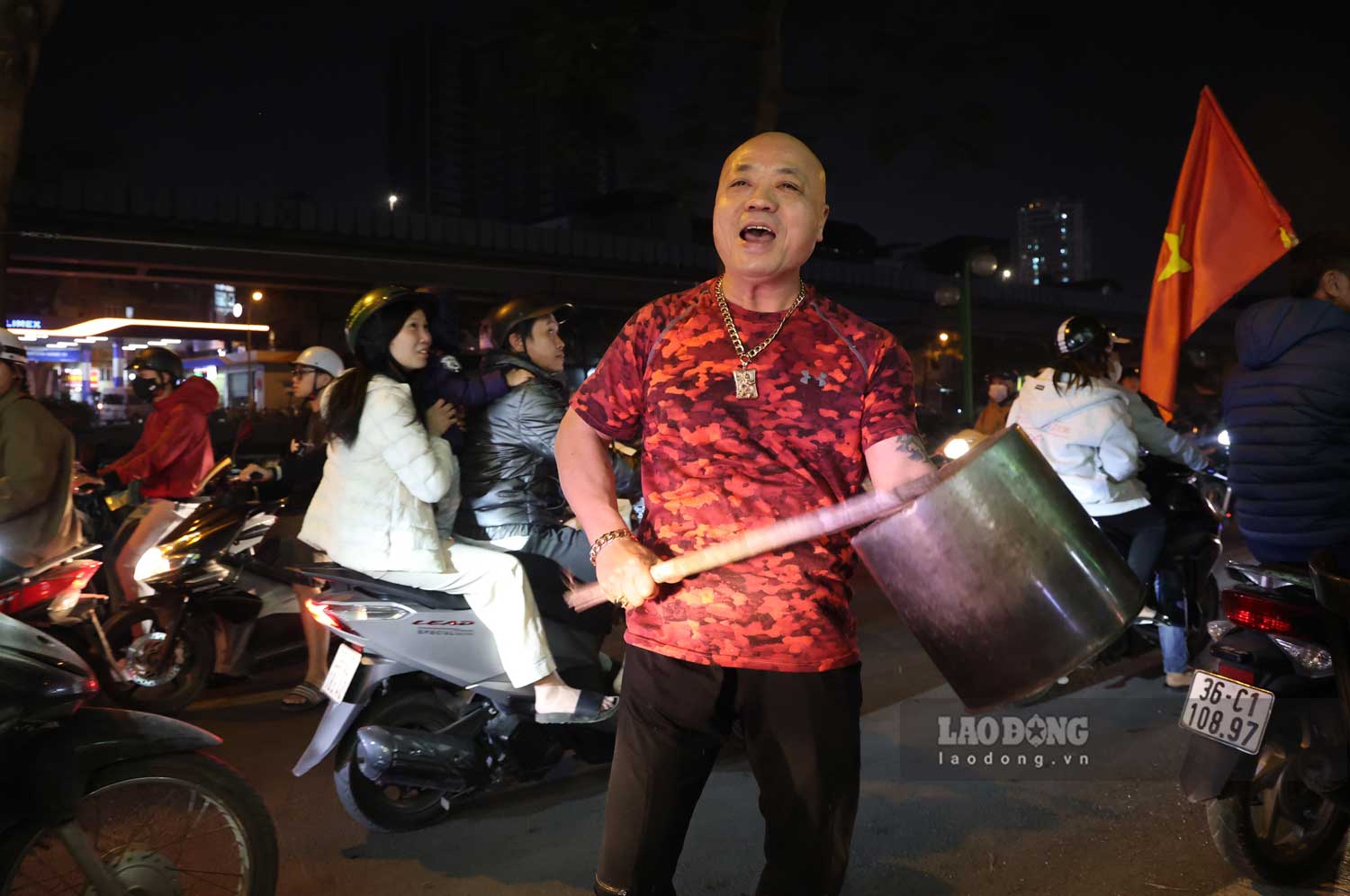 Ong Dang Hung Cuong (quan Thanh Xuan, Ha Noi) chia se: “Toi da lo lang khi Viet Nam gap phai ap luc lon va co lich su doi dau khong tot truoc Thai Lan. Nhung khoanh khac doi tuyen vuon len dan truoc, toi nhu vo oa sung suong“.