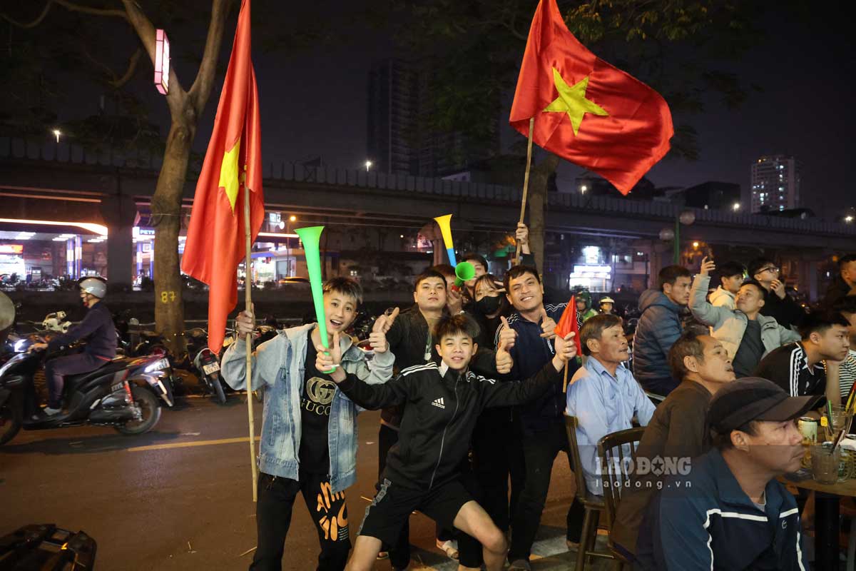 Khong khi soi dong duoc cac co dong vien tao ra, voi niem tin doi tuyen se mang ve chiec cup vang dau truong Dong Nam A.