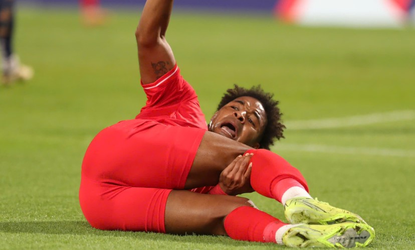 Striker Nguyen Xuan Son was seriously injured and taken to the emergency room. Photo: Thanh Vu