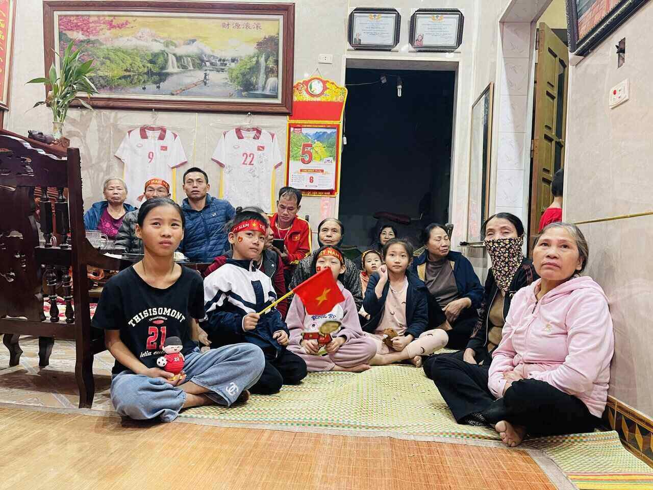 Football cheering atmosphere at the house of footballer Tien Linh's grandfather (Cam Giang district, Hai Duong province). Photo: Mai Huong