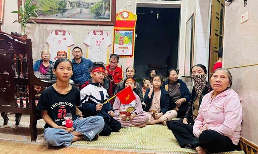 Không khí cổ vũ bóng đá tại nhà ông nội cầu thủ Tiến Linh (huyện Cẩm Giàng, tỉnh Hải Dương). Ảnh: Mai Hương