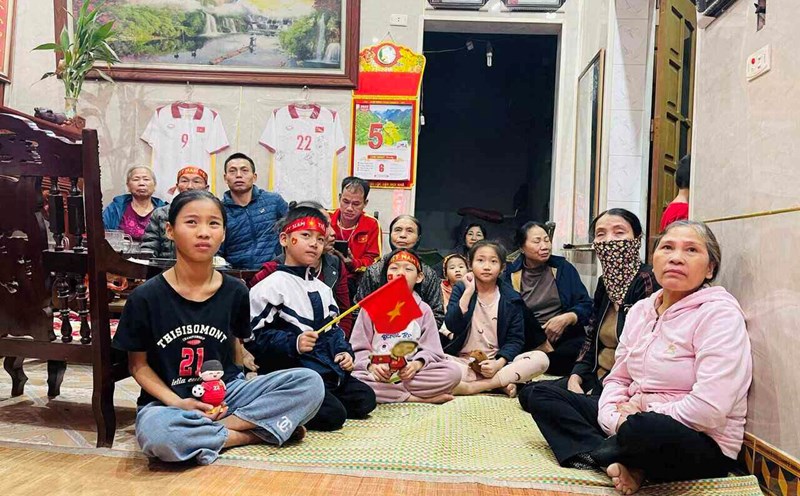 Football cheering atmosphere at the house of footballer Tien Linh's grandfather (Cam Giang district, Hai Duong province). Photo: Mai Huong