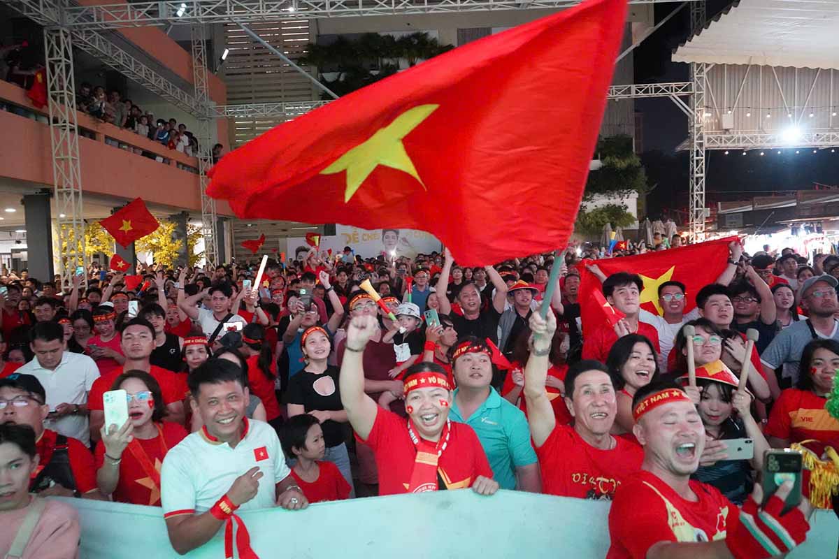 Nguoi dan TPHCM vo oa khi tuyen Viet Nam vo dich tai ASESAN CUP 2024.