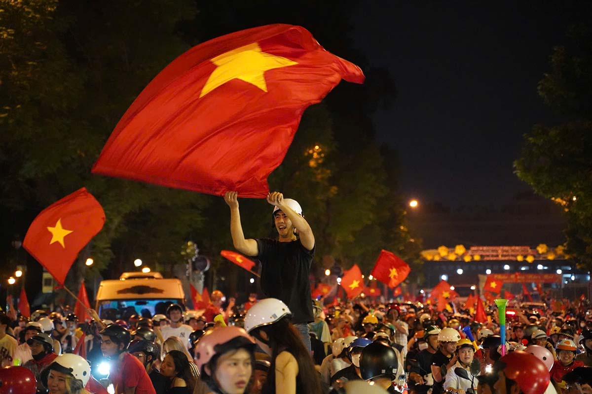 Dong nguoi do xo ra duong vui mung van nao nhiet, co do sao vang trung bay khap cac tuyen duong.