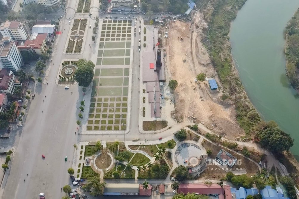 Spending hundreds of billions to create landscape behind Vo Nguyen Giap Square (Thai Nguyen City). Photo: Nguyen Hoan.