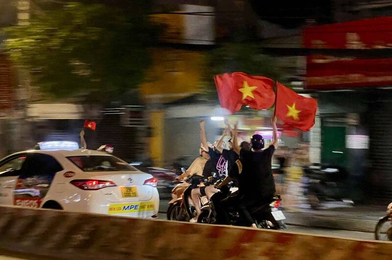 Anh Nguyen Huu Tai (song tai Quan 7) cho biet, hanh phuc vo oa khi doi tuyen Viet Nam vo dich. “Dem nay la mot dem khong ngu doi voi toi cung nhu hang trieu trai tim nguoi Viet Nam. Viet Nam vo dich...”, anh Tai ho vang.