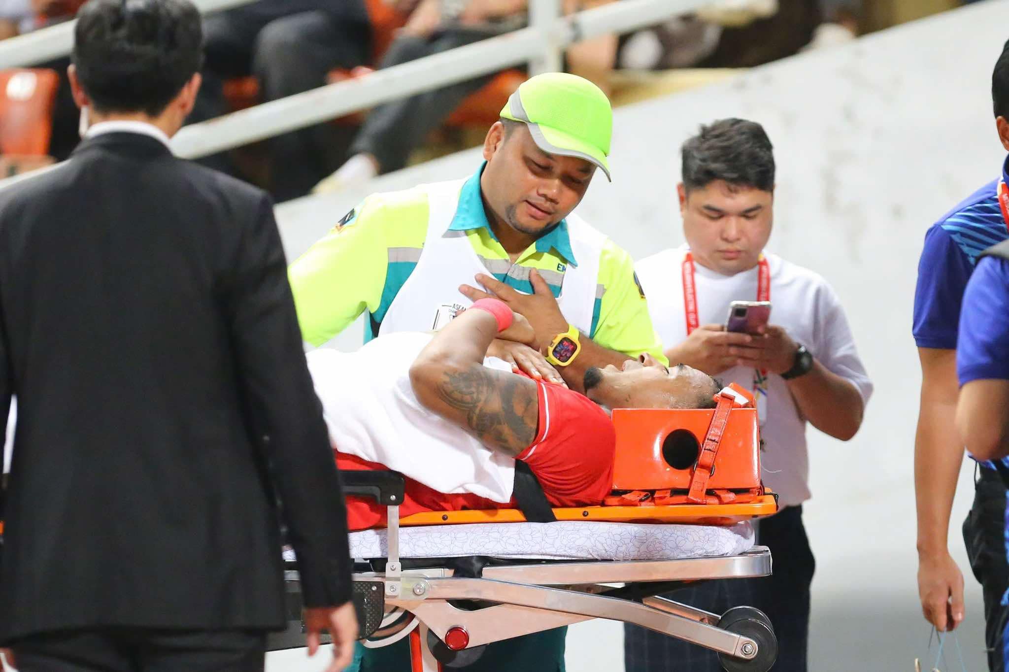 Xuan Son had to go to the emergency room in the first half of the match between Thailand and Vietnam. Photo: Thanh Vu