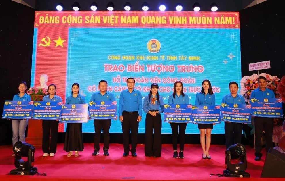 Presenting a symbolic plaque to support and care for union members and workers in difficult circumstances to the affiliated grassroots union. Photo: Phuong Dung