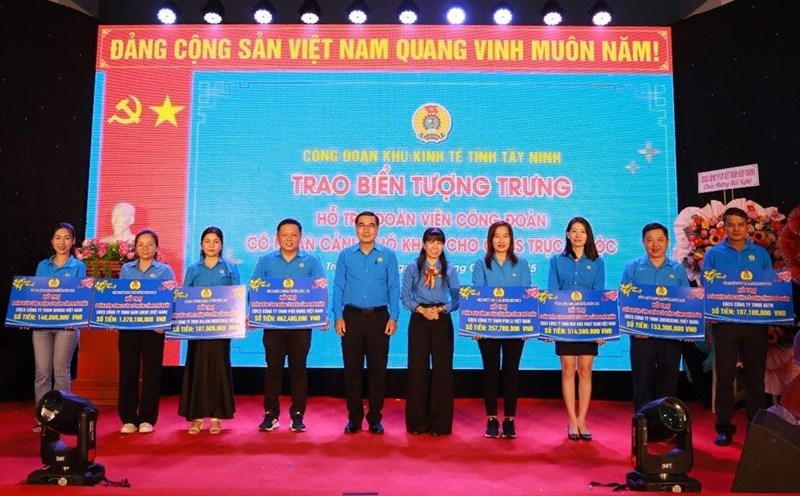 Presenting a symbolic plaque to support and care for union members and workers in difficult circumstances to the affiliated grassroots union. Photo: Phuong Dung
