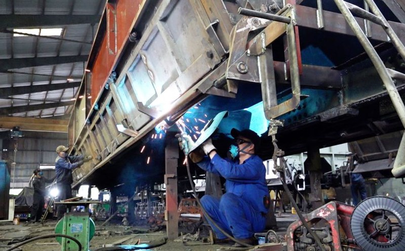 Workers of Hon Gai Mechanical Joint Stock Company repair a train car. Photo: Doan Hung