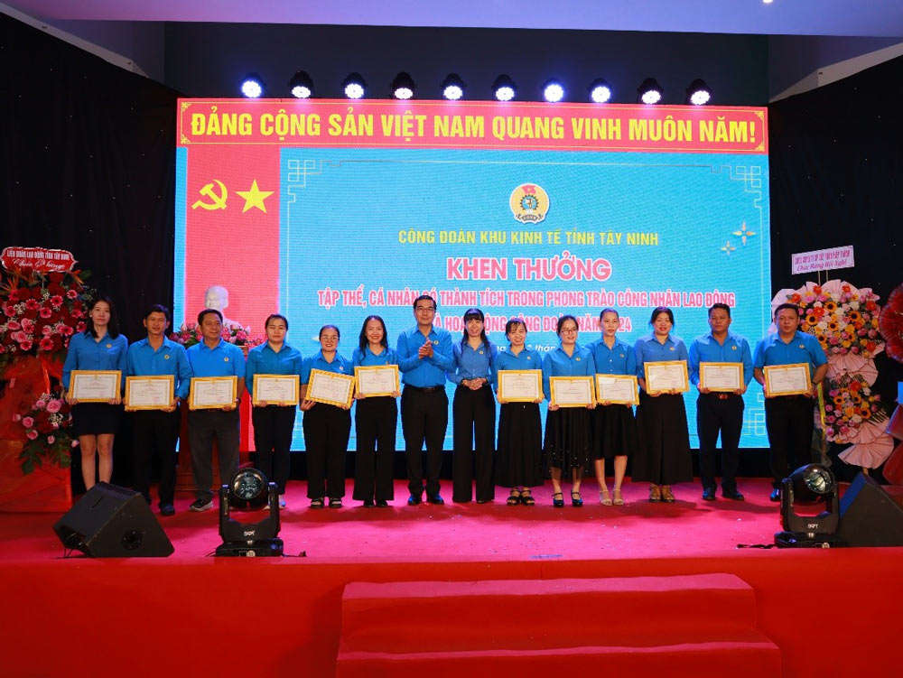 Rewarding collectives and individuals with many achievements in the emulation movement for excellent workers and building a strong Trade Union organization in 2024. Photo: Phuong Dung