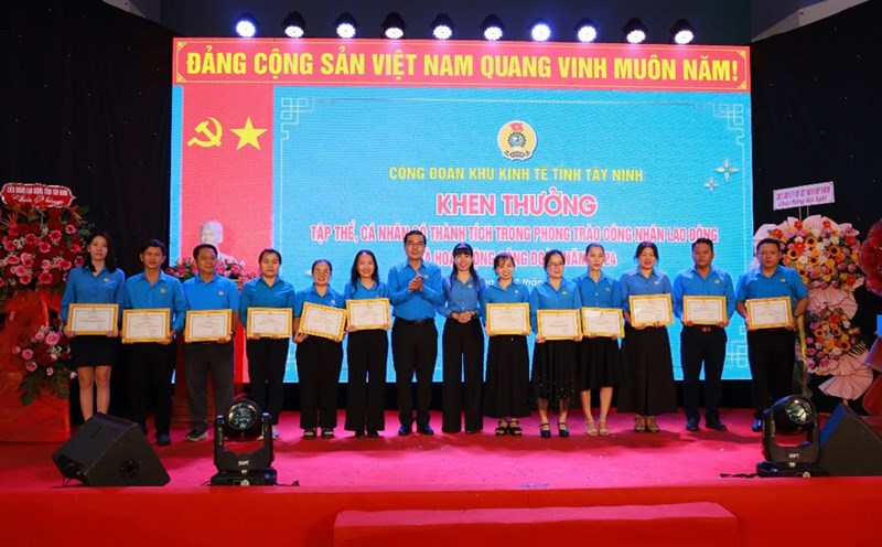 Rewarding collectives and individuals with many achievements in the emulation movement for excellent workers and building a strong Trade Union organization in 2024. Photo: Phuong Dung