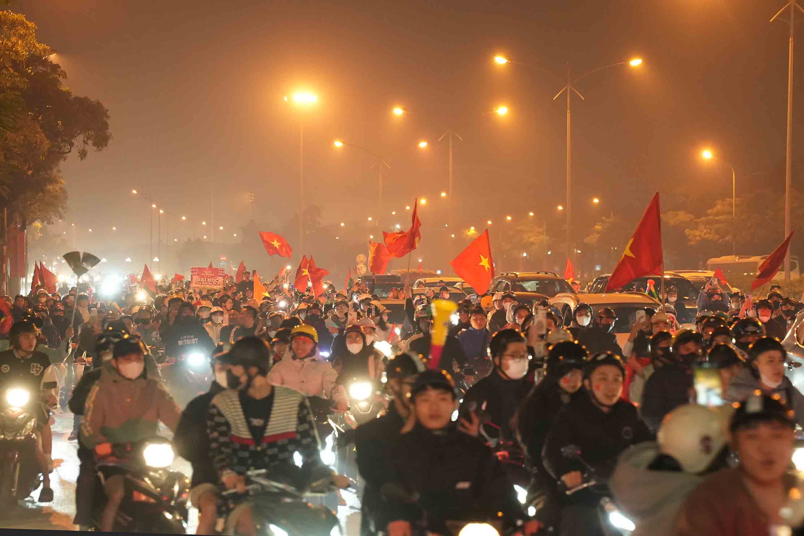 Hon 23h tai duong Le Quang Dao (gan san van dong quoc gia My Dinh), hang nghin nguoi dan do xuong duong an mung chuc vo dich ASEAN Cup 2024 cua Doi tuyen Viet Nam. Anh: Huu Chanh 