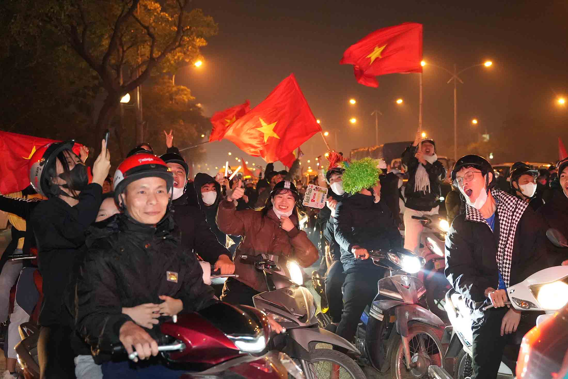 Cang ve khuya, luong nguoi do don ve duong Le Quang Dao cang dong. Anh: Huu Chanh