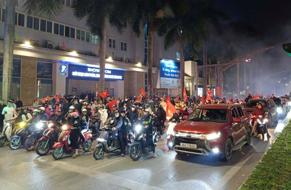 Cung theo ghi nhan, mac du so luong nguoi rat dong, tuy nhien phan lon cac co dong vien van tuan thu tin hieu den giao thong. Anh: Quach Du