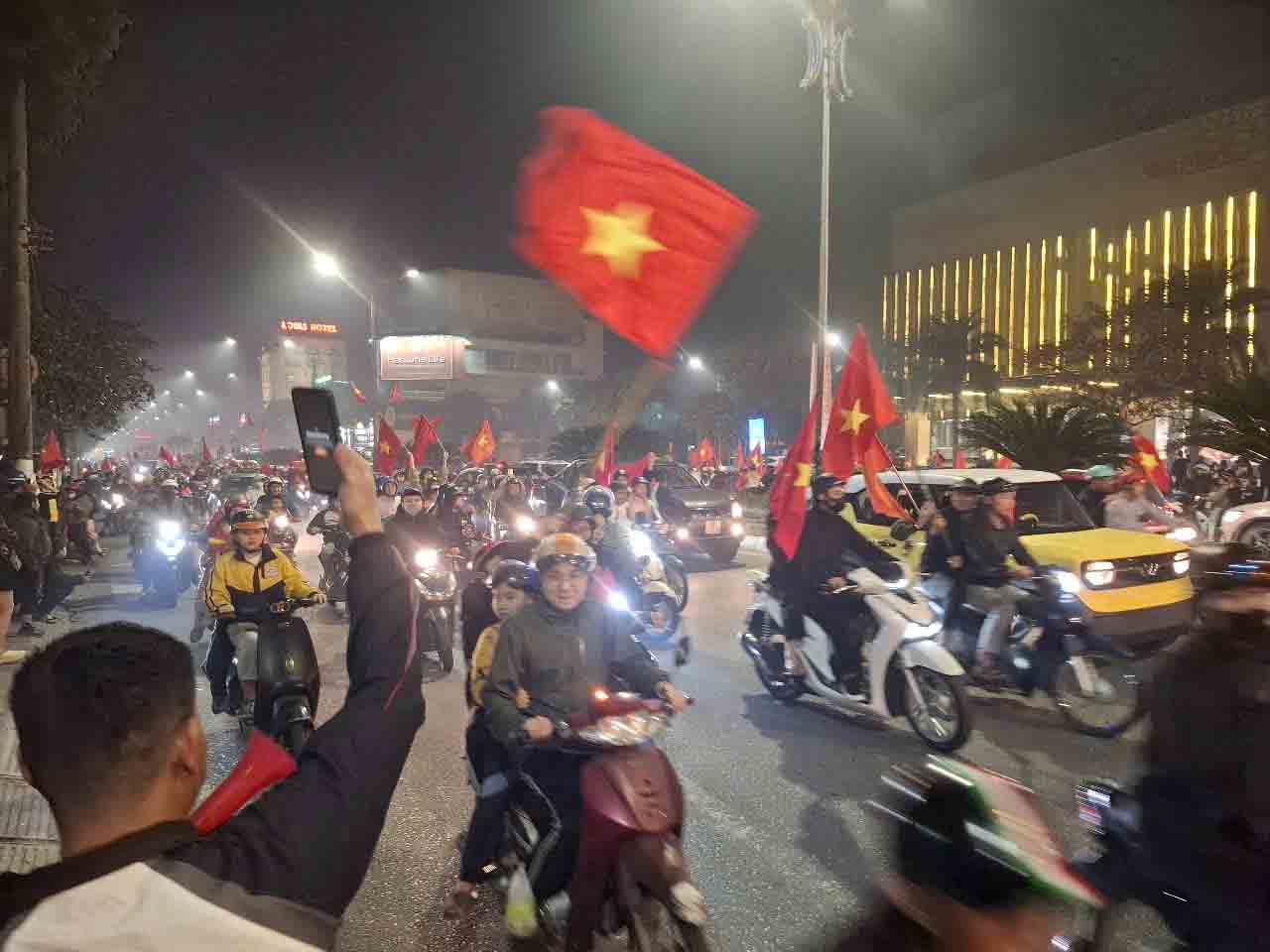 Dem nay voi nhieu nguoi se la mot dem vui kho ta khi Viet Nam vo dich AFF Cup. Anh: Tran Tuan.