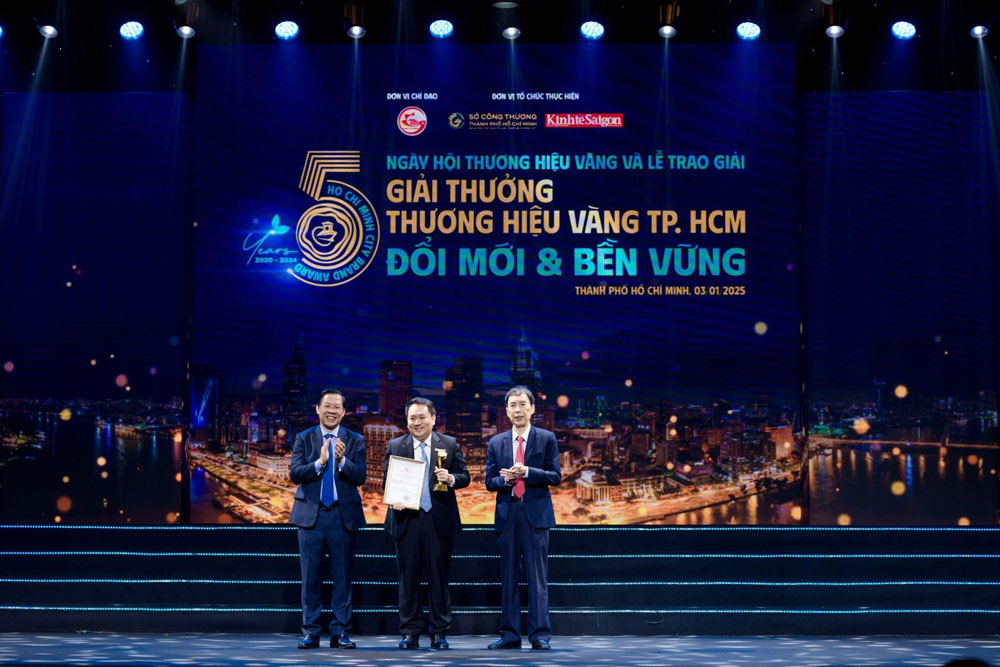 Ông Lê Trí Thông - Phó Chủ tịch HĐQT, CEO PNJ đại diện nhận danh hiệu Thương hiệu Vàng 2024. Ảnh: Ban tổ chức