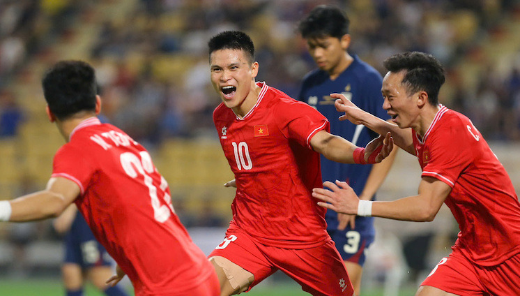 The Vietnamese team won the ASEAN Cup in Thailand. In the photo, Tuan Hai celebrates his goal with his teammates. Photo: Thanh Vu
