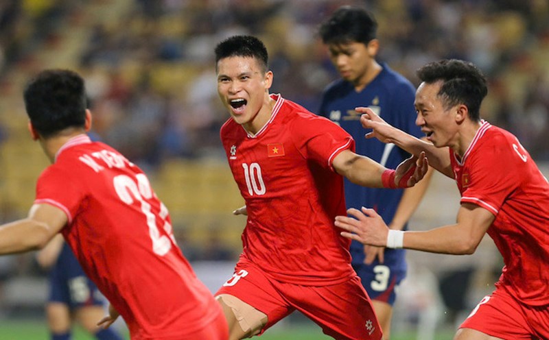 The Vietnamese team won the ASEAN Cup in Thailand. In the photo, Tuan Hai celebrates his goal with his teammates. Photo: Thanh Vu